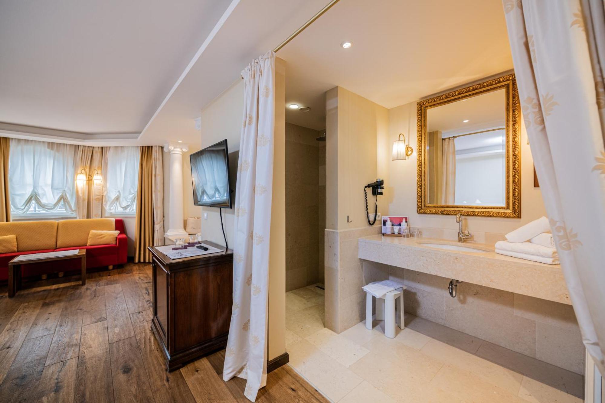 Hotel Fameli Olang Room photo