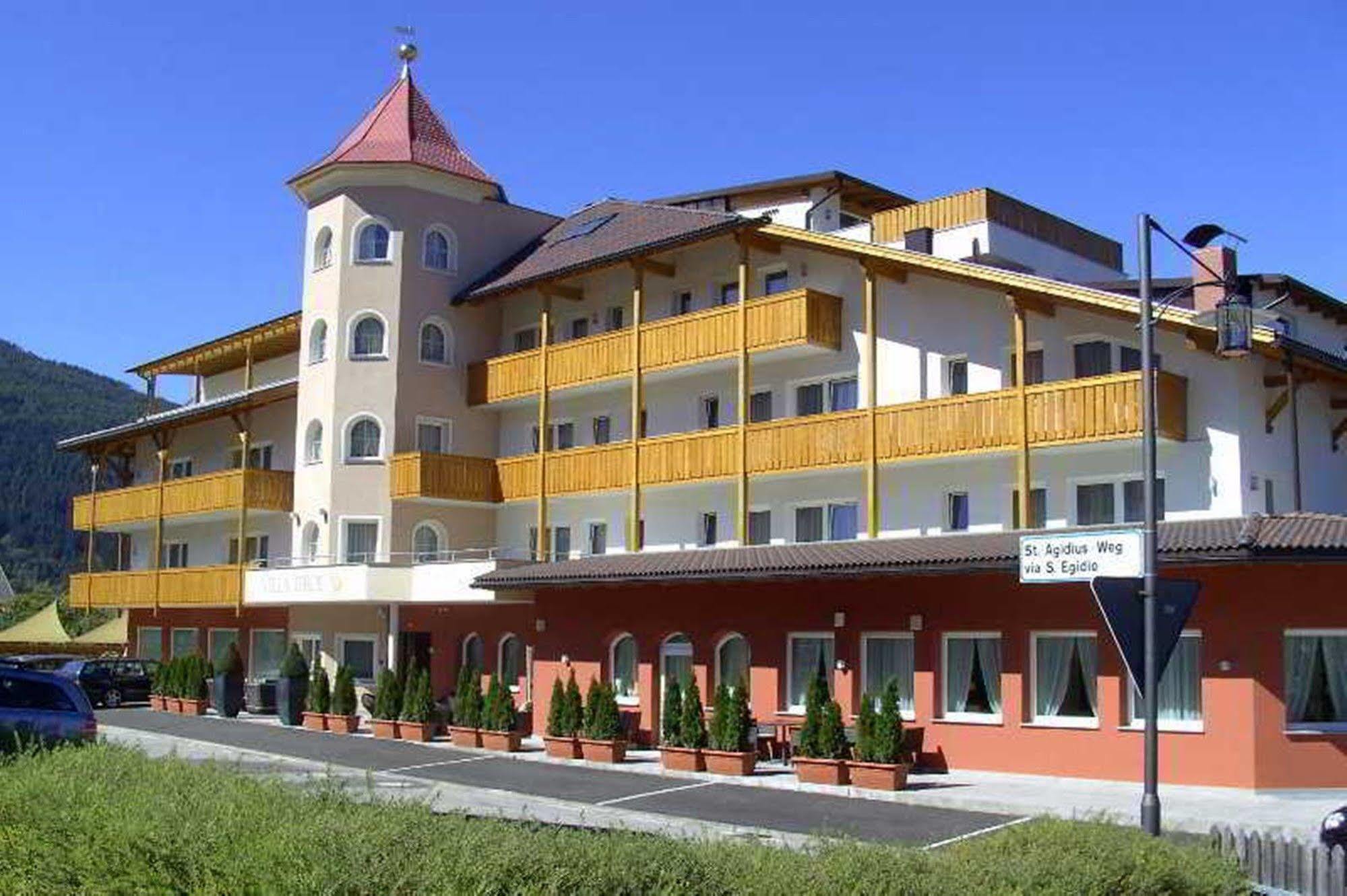 Hotel Fameli Olang Exterior photo